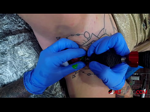 ❤️ Sully Savage, une chaudasse extrêmement tatouée, s'est fait tatouer le clitoris. ️❌ Salopes at us fr.sex-porntube.ru ❤